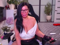 Romantic woman who loves candle light, glamorous atmosphere and sensual sex. She will make you feel like you are with a real queen