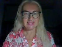 I’m a girl who balances calmness with a touch of playfulness. I enjoy feeling the rhythm of life, catching small moments and turning them into an atmosphere you want to stay in. I appreciate honesty, sincerity, and easy communication—it