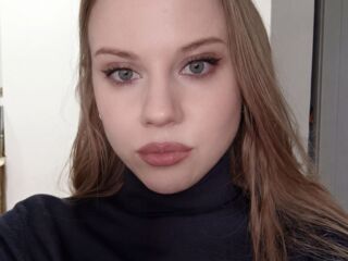 camslut fingering shaved pussy AngelicaKelly