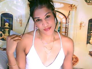 cam girl playing with dildo AzzyGreene