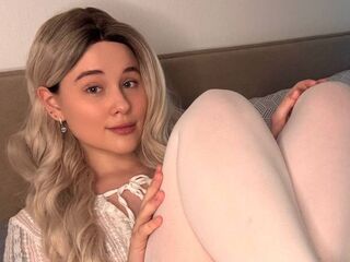 topless camgirl DeluaMoon