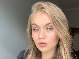 naughty camgirl fingering shaved pussy ElaraBrooks