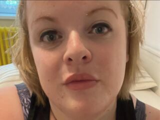 live webcam performer EllaConway