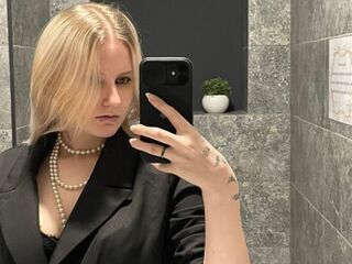 camslut fingering shaved pussy JenaeMcquillen