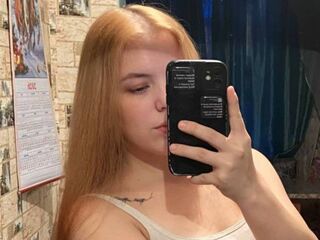 cam girl playing with vibrator KarrieAnesi