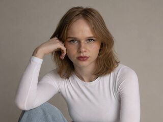 camgirl playing with sextoy KayleenElms