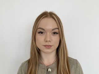 cam girl masturbating with dildo KenishaDiamond