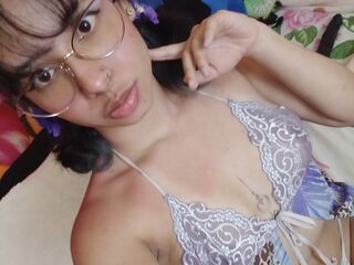 camgirl fingering pussy KiaraLeono