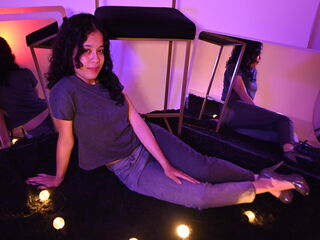 naked camgirl picture KyaraLux