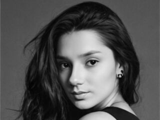 naked camgirl masturbating with dildo MaybelleMenjes