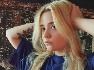 masturbating camgirl MonnieMoniz