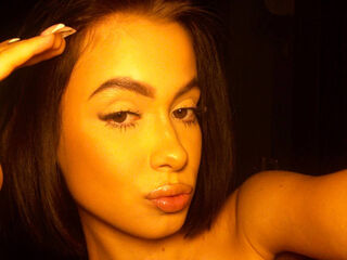 camgirl playing with vibrator RuthieMichieli