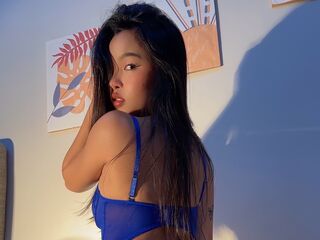 cam girl masturbating with vibrator SessahMi