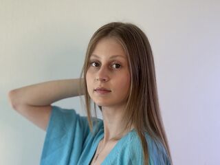 hot cam girl fingering shaved pussy ShaylaKeywan