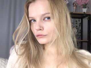 camslut fingering shaved pussy ShelyMilan